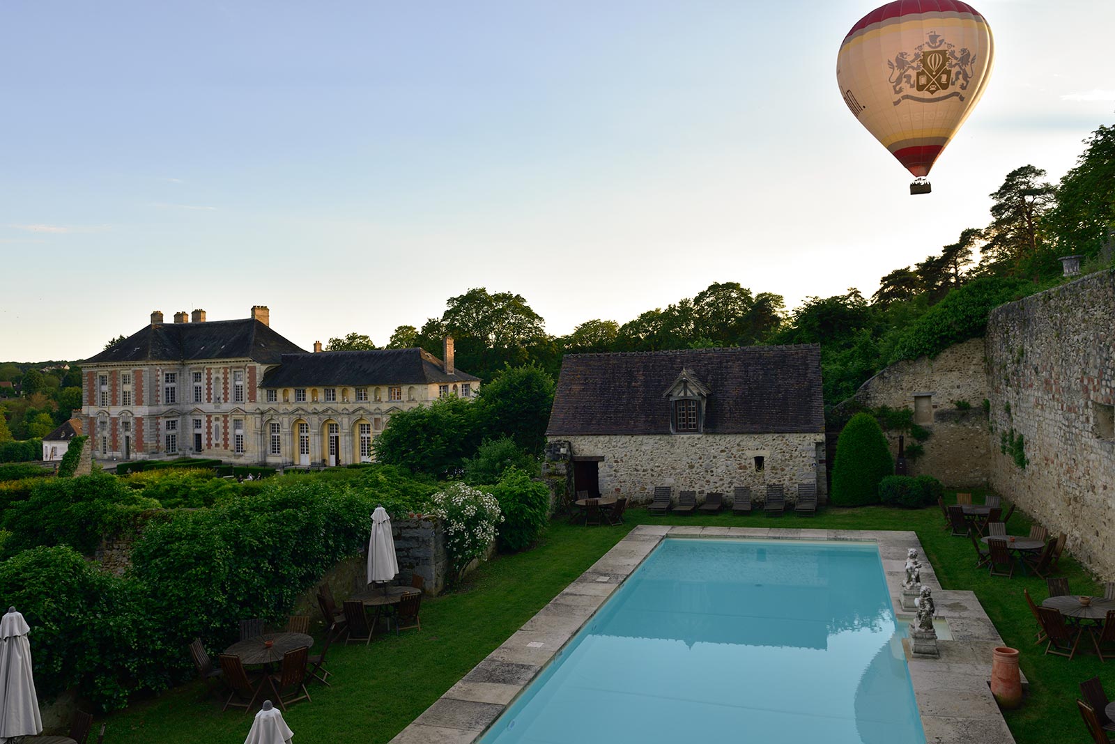 montgolfière au-dessus de la piscine du château