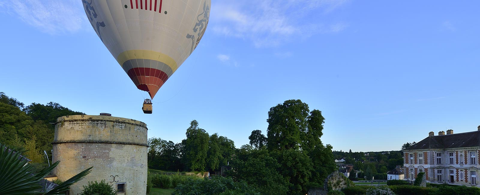 montgolfière au-dessus du pigeonnier : activité de team building