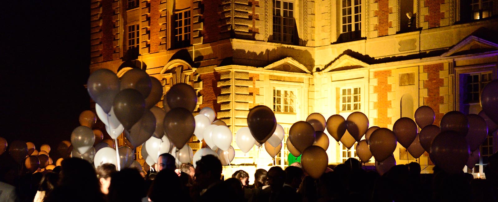 lâcher de ballons devant le château