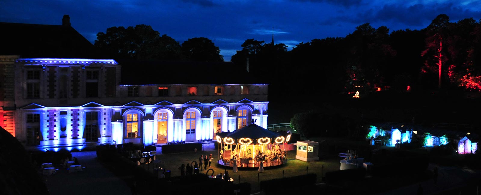 animation de soirée : un carrousel dans le parc du château